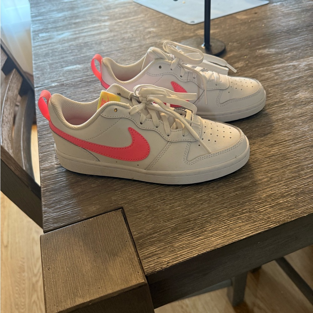 Nike White and Pink Sneakers Low-Top Casual